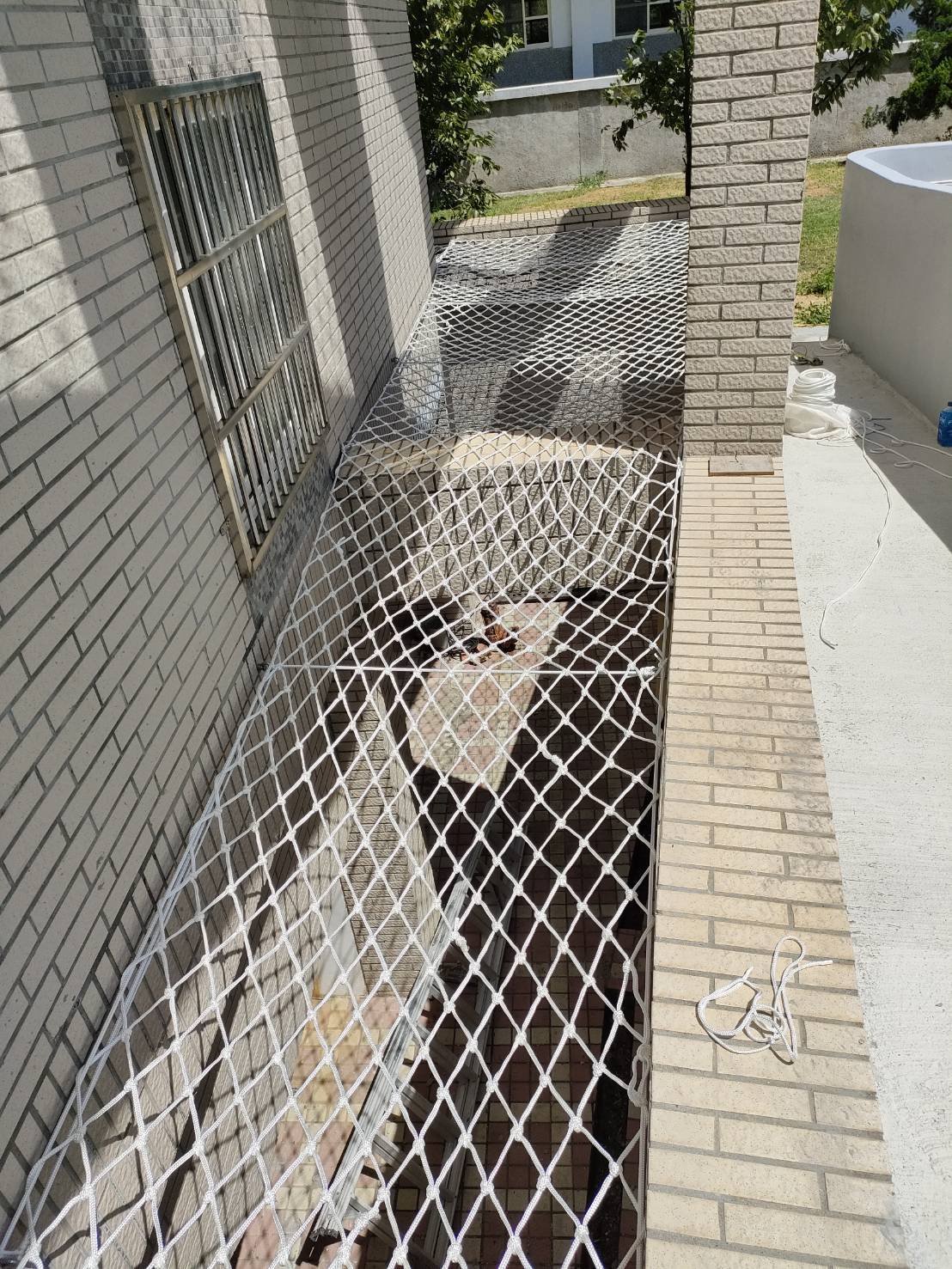 建築外側採光井架設天井防墜網