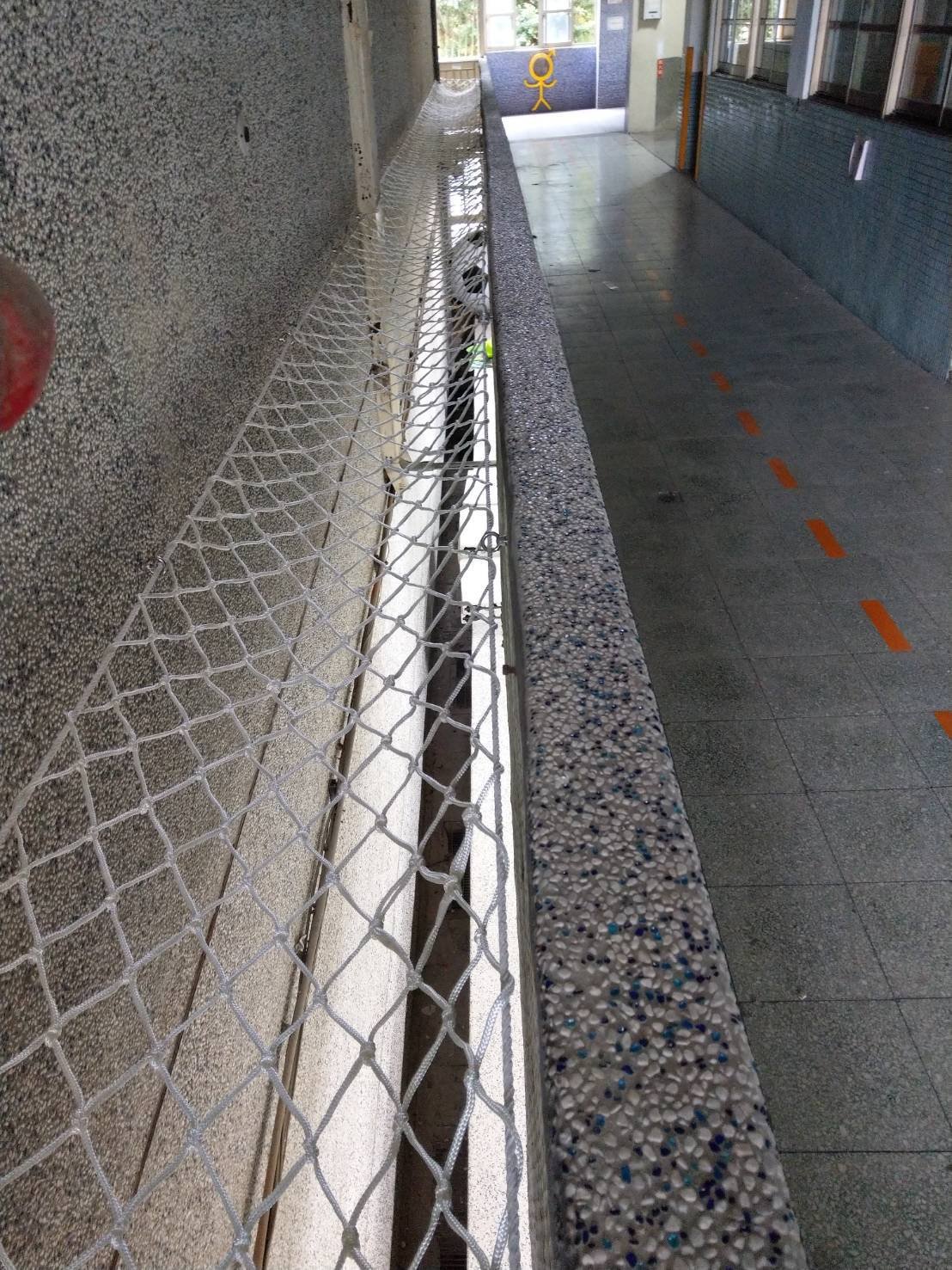 學校走廊旁中庭開口防墜網