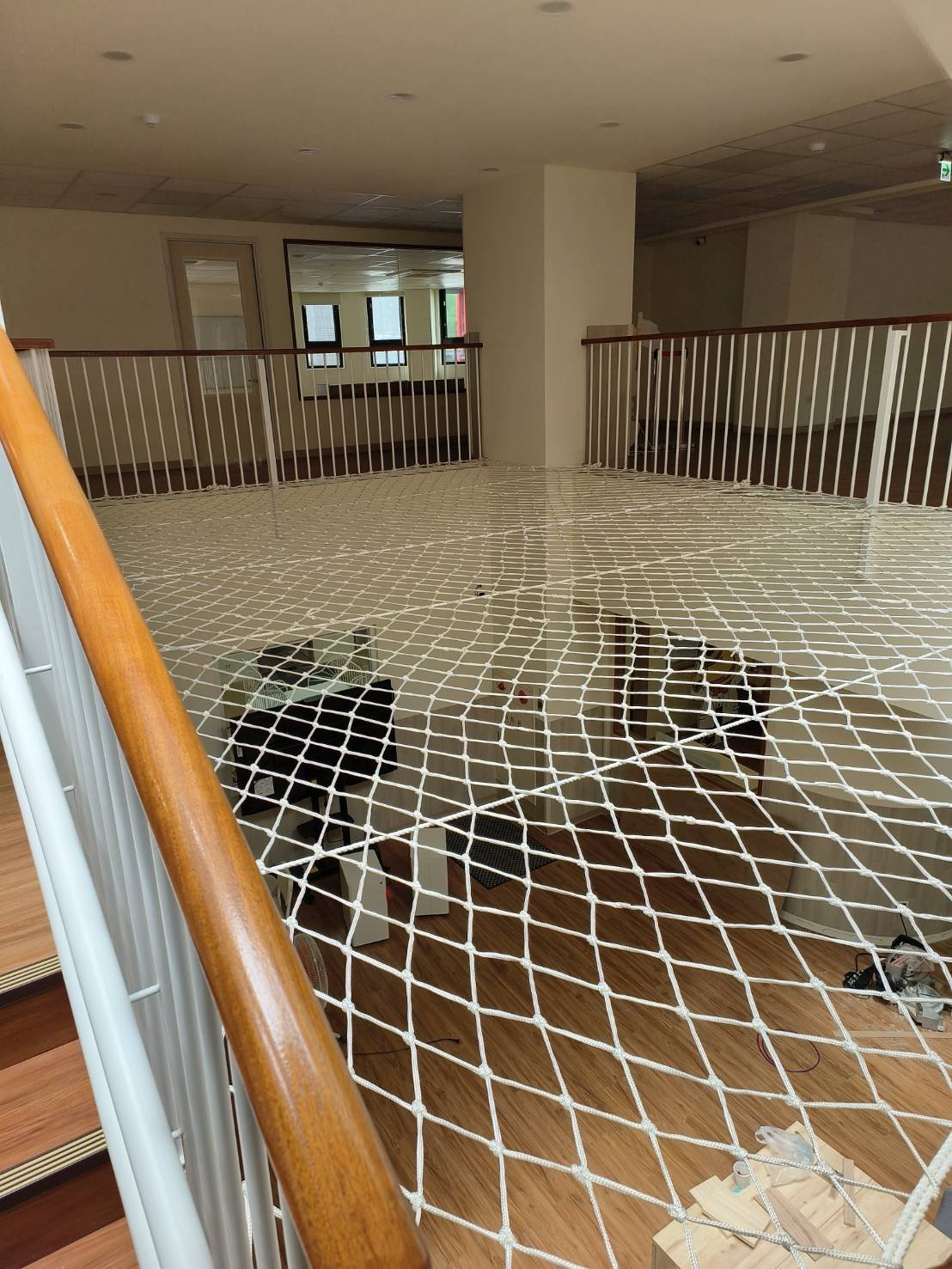中庭天井防墜網施工實景1 中庭天井防墜網施工實景1